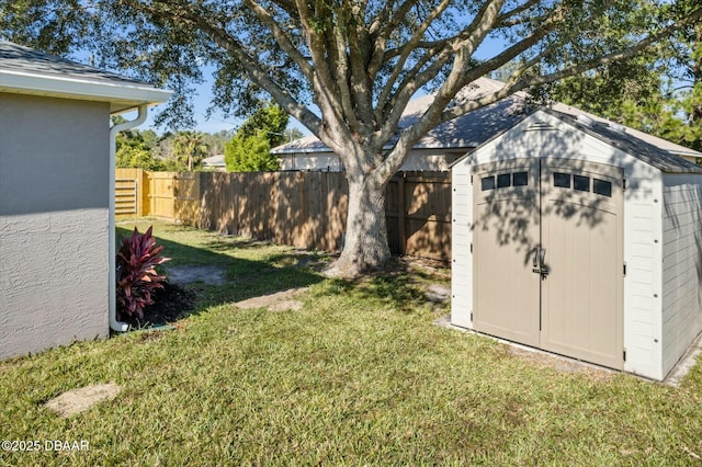 view of yard featuring a shed