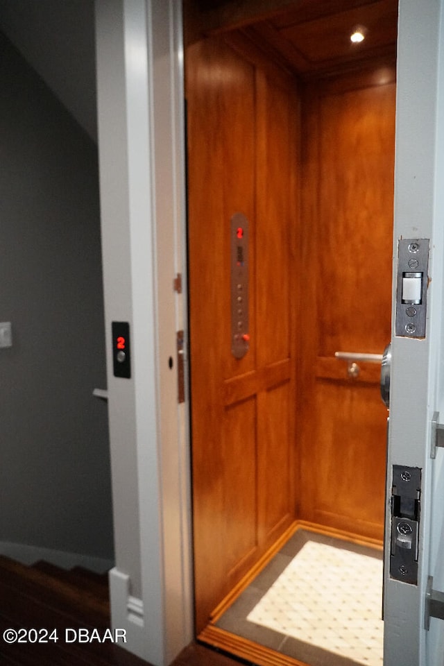 room details featuring elevator