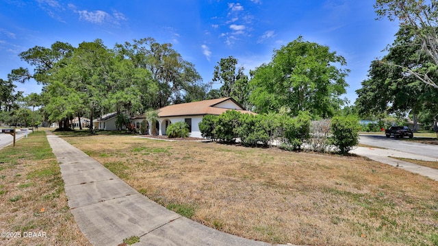 view of front of home featuring a front lawn
