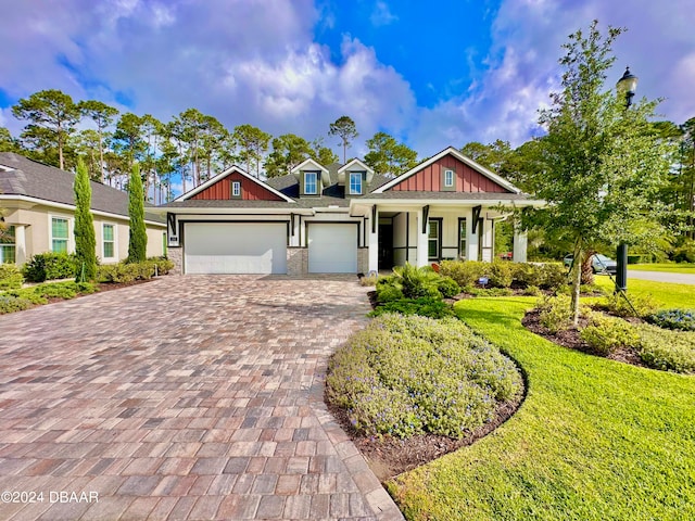 craftsman-style home featuring a front lawn