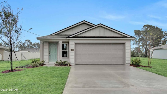 view of front of home featuring a front lawn