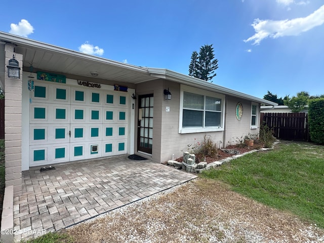 view of front of home featuring a front lawn