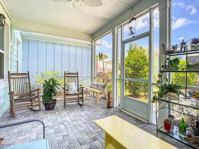 sunroom featuring ceiling fan