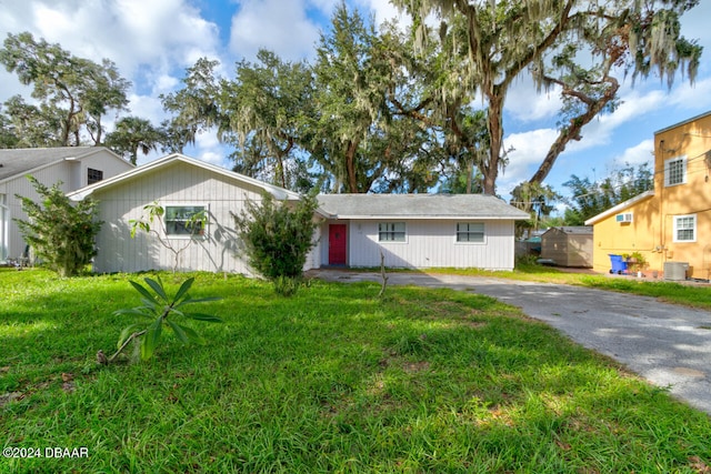 ranch-style house featuring central AC and a front lawn