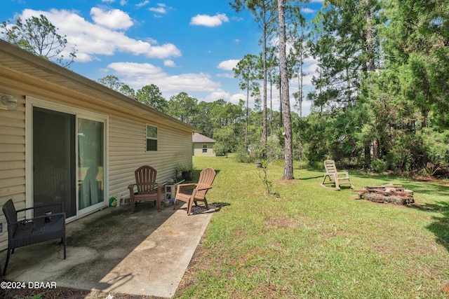 view of yard featuring a patio area