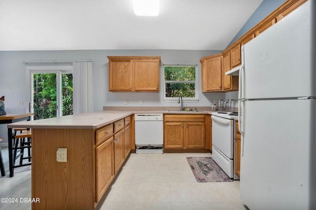 kitchen featuring white appliances, sink, a kitchen breakfast bar, kitchen peninsula, and lofted ceiling