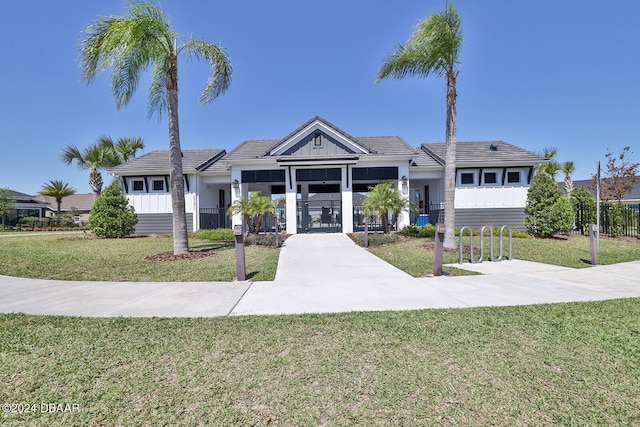 view of front of home featuring a front lawn