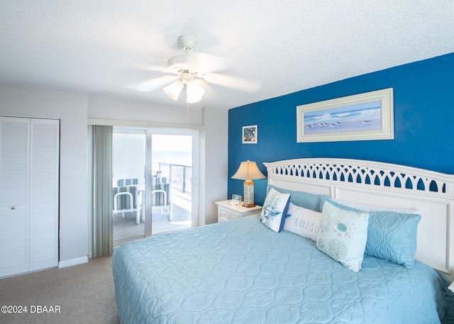 bedroom featuring ceiling fan, a textured ceiling, light carpet, and a closet