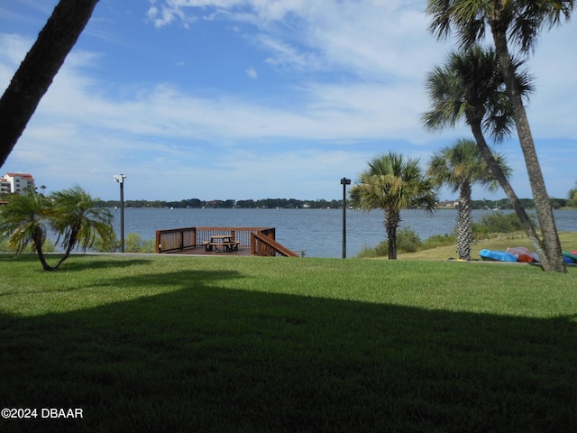 view of yard featuring a water view