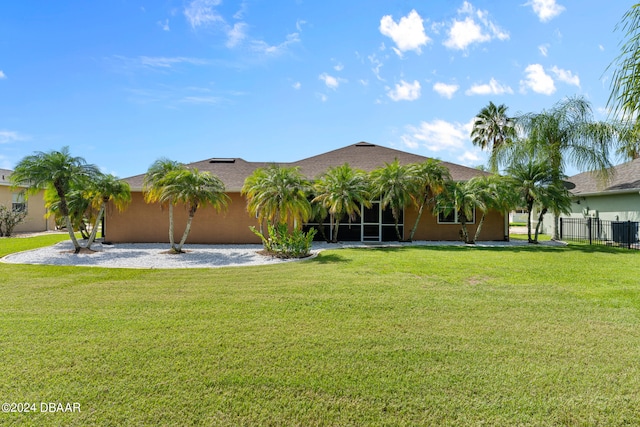 view of front of property featuring a front lawn