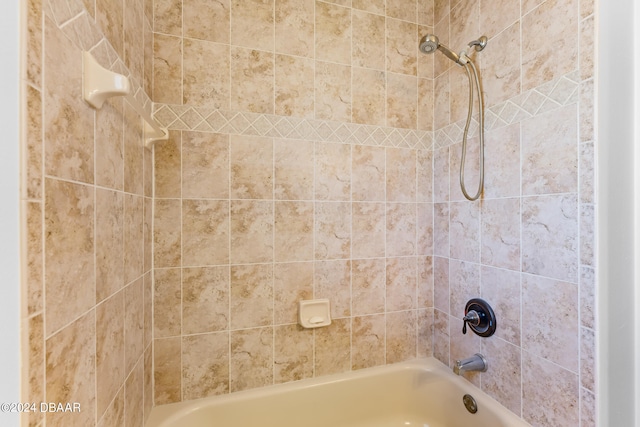 bathroom with tiled shower / bath combo