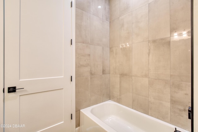 bathroom featuring tiled shower / bath