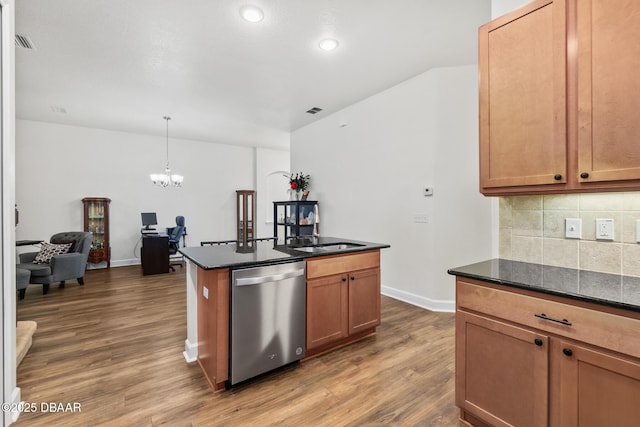 kitchen with visible vents, a notable chandelier, backsplash, stainless steel dishwasher, and wood finished floors