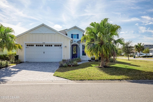 view of front facade featuring a garage and a front yard