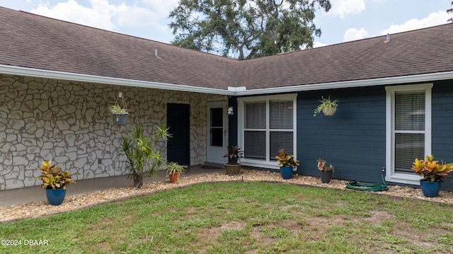 property entrance featuring a yard