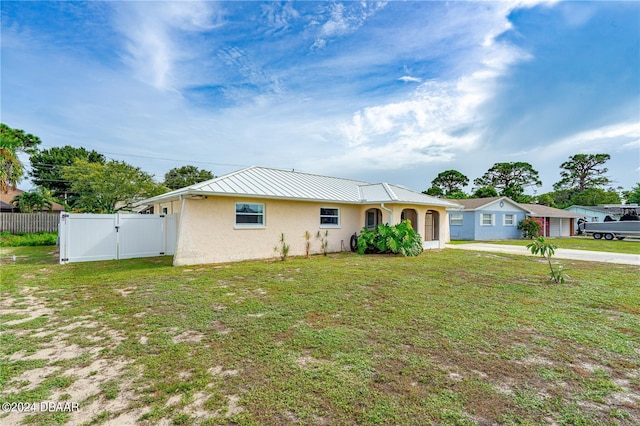 view of front of home featuring a front yard and a garage