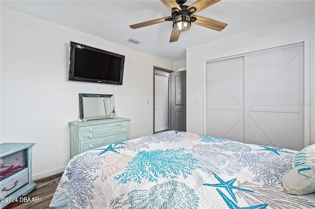 bedroom featuring dark hardwood / wood-style flooring, a closet, and ceiling fan