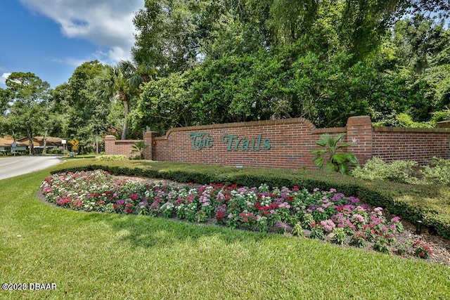 community sign with a yard