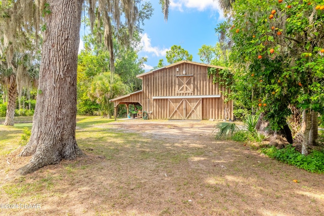 view of yard with an outdoor structure