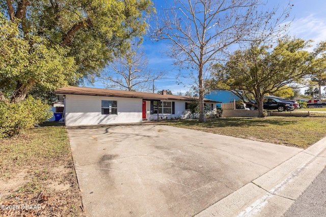 single story home featuring a front lawn