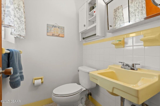 211 Fox Pl, Port Orange, FL 32127 - half bath featuring backsplash and tile walls