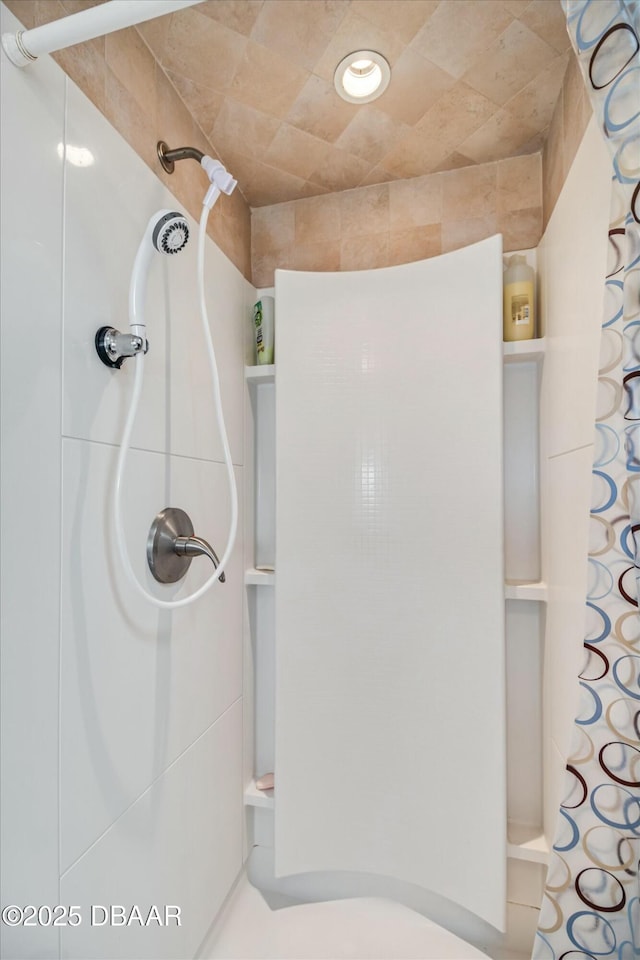full bathroom featuring a shower with shower curtain