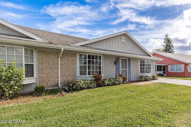 single story home featuring a front yard