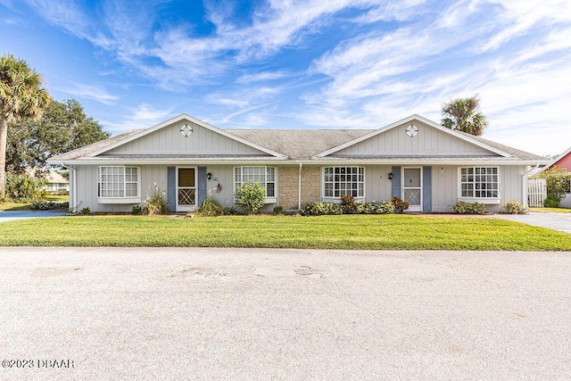 ranch-style home featuring a front lawn