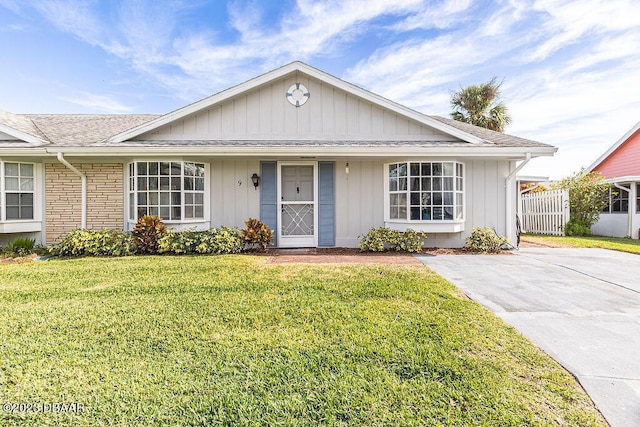 single story home with a front yard