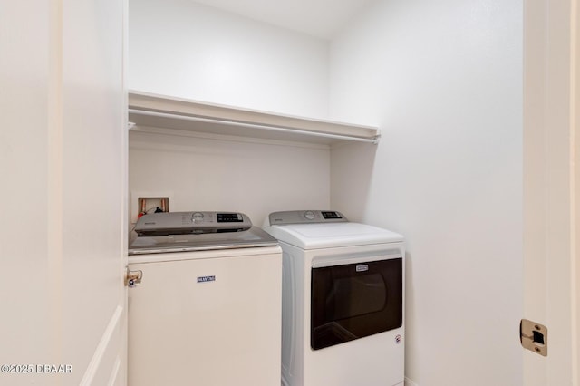 569 Armoyan Way, New Smyrna Beach, FL 32168 - laundry room featuring washing machine and clothes dryer