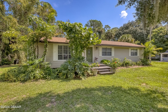 view of front facade with a front lawn