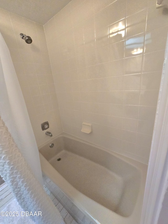 bathroom featuring shower / tub combo