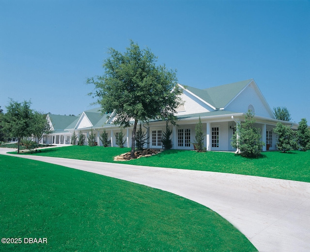 view of front of house featuring a front lawn