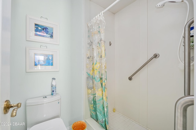 bathroom featuring toilet and curtained shower