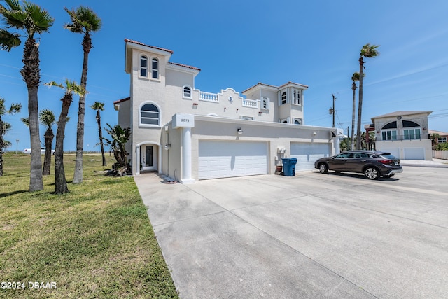 view of front of property featuring a front lawn and a garage