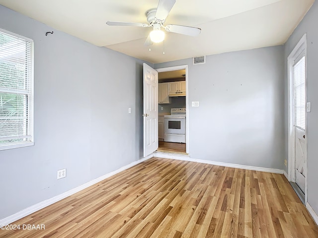 unfurnished room with light hardwood / wood-style floors and ceiling fan