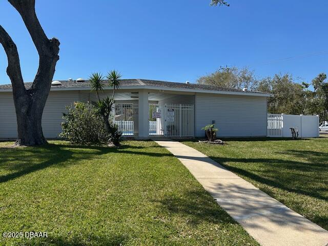 view of front of property featuring a front yard and fence