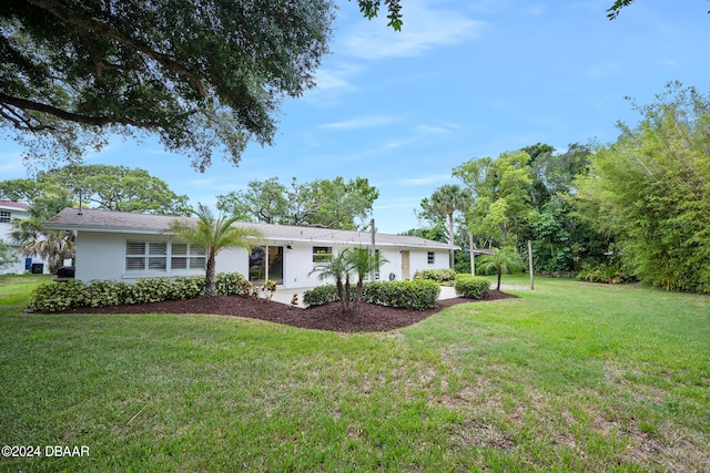 view of front of house featuring a front yard