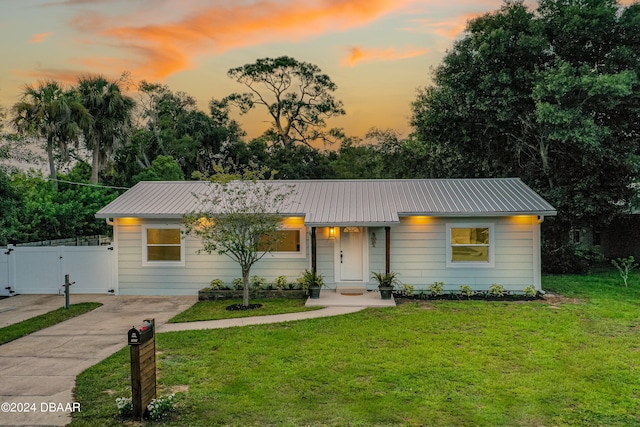 single story home featuring a yard