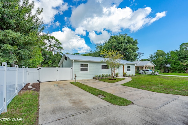 single story home featuring a front yard