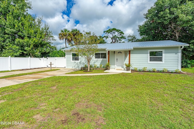 ranch-style home featuring a front lawn