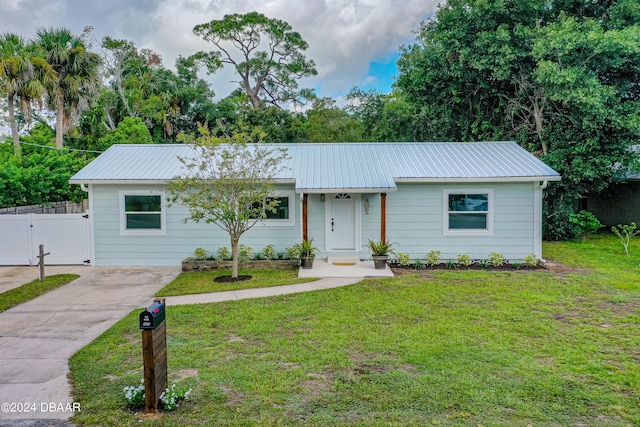 ranch-style house featuring a front lawn