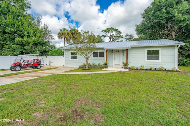 ranch-style house featuring a front yard