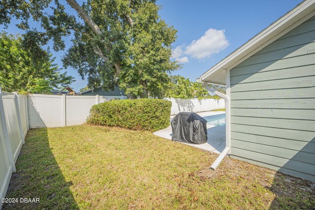 view of yard featuring a fenced in pool