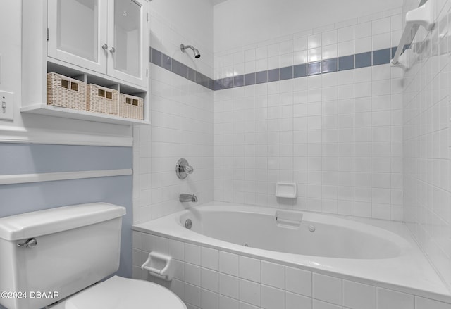 bathroom with toilet and tiled shower / bath