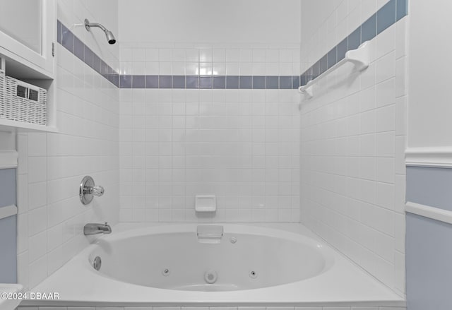 bathroom with tiled shower / bath combo