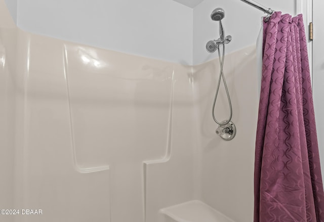 bathroom featuring a shower with shower curtain