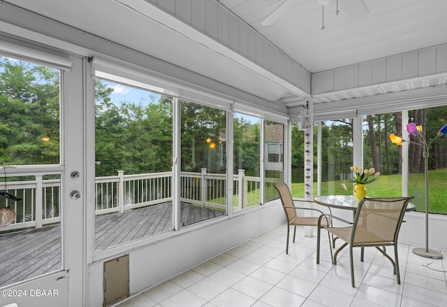 sunroom featuring ceiling fan