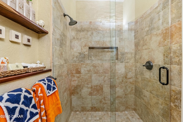 1324 Munster Cir, Ormond Beach, FL 32174 - bathroom featuring a textured wall and tiled shower