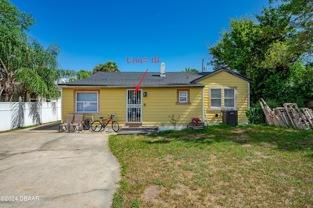 view of front facade featuring a front yard and central AC